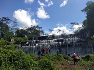 Air Terjun Batu Purba di Sleman: Keren dan Bikin Adem