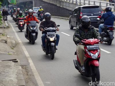 Bahaya! Pemotor Ini Nekat Lawan Arah di Pondok Bambu