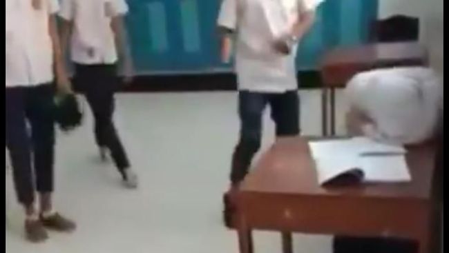 Menjenguk Siswi SMP yang Disiksa 3 Teman dan Sempat Histeris Trauma Menjenguk Siswi SMP yang Disiksa 3 Teman dan Sempat Histeris Trauma