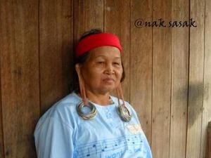 Cerita Dari Mahakam: Perempuan Bertato Arang Damar dan Telinga Panjang