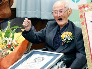 Video: Kenalan dengan Chitetsu Watanabe, Manusia Tertua di Dunia Video: Kenalan dengan Chitetsu Watanabe, Manusia Tertua di Dunia