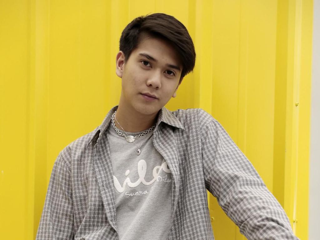 Iqbaal Ramadhan Jalan Kaki Nenteng Sendal Jepit Putus, Netizen: Tetep Ganteng! Iqbaal Ramadhan Jalan Kaki Nenteng Sendal Jepit Putus, Netizen: Tetep Ganteng!