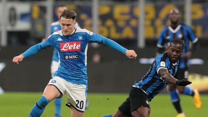 MILAN, ITALY - FEBRUARY 12:  Piotr Zielinski of SSC Napoli is challenged by Victor Moses of FC Internazionale during the Coppa Italia Semi Final match between FC Internazionale and SSC Napoli at Stadio Giuseppe Meazza on February 12, 2020 in Milan, Italy.  (Photo by Emilio Andreoli/Getty Images)