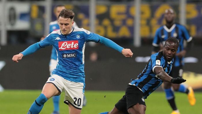 1200353175 MILAN, ITALY - FEBRUARY 12: Piotr Zielinski of SSC Napoli is challenged by Victor Moses of FC Internazionale during the Coppa Italia Semi Final match between FC Internazionale and SSC Napoli at Stadio Giuseppe Meazza on February 12, 2020 in Milan, Italy. (Photo by Emilio Andreoli/Getty Images)