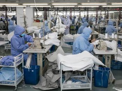 Wabah Corona Terus Merajalela, Pabrik iPhone dan Mobil pun Bikin Masker