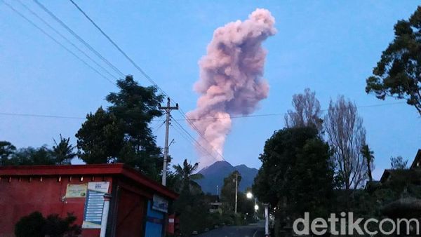 Penampakan Erupsi Gunung Merapi Tadi Pagi