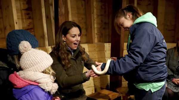Uji Nyali, Kate Middleton Akhirnya Pegang Ular Pertama Kali