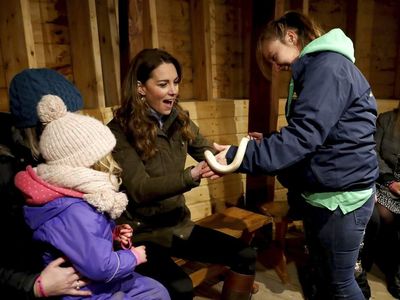 Uji Nyali, Kate Middleton Akhirnya Pegang Ular Pertama Kali