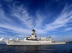 TNI AL Kerahkan 2 KRI Cari 14 Kapal Nelayan Tenggelam di Kalbar