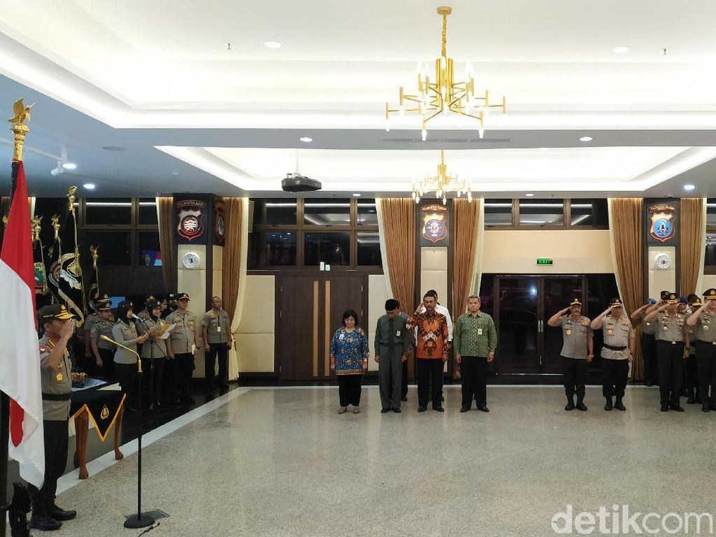 Kapolri Naikkan Pangkat 42 Perwira, 13 Orang Naik jadi Irjen Kapolri Naikkan Pangkat 42 Perwira, 13 Orang Naik jadi Irjen