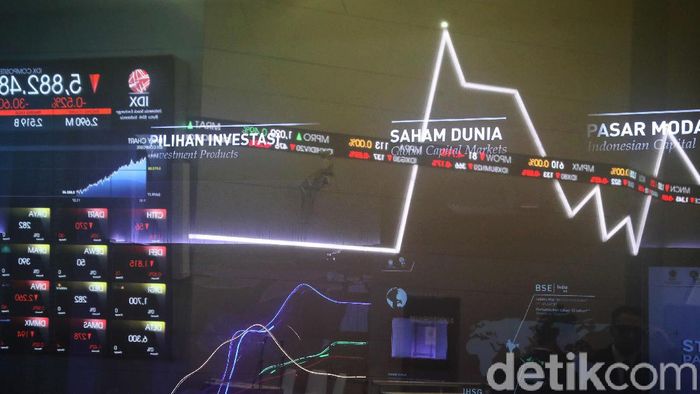 Pengunjung berada di sekitar layar pergerakan Indeks Harga Saham Gabungan (IHSG) di Bursa Efek Indonesia (BEI) Jakarta, Kamis (13/2). Indeks Harga Saham Gabungan (IHSG) di Bursa Efek Indonesia (BEI) hari ini pukul 12.00 menurun-0,67% ke posisi 5,873,30. Pergerakan IHSG ini masih dipengaruhi oleh sentimen atas ketakutan pasar akan penyebaran wabah virus corona.