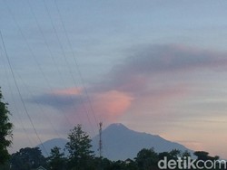 Hujan Abu Erupsi Merapi Mulai Turun di Kawasan Sleman