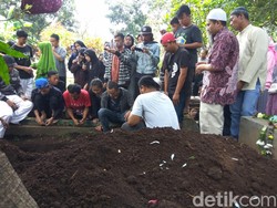 Isak Tangis Iringi Pemakaman ABG Korban Pemerkosaan di Cimahi