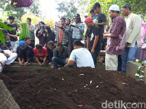 Isak Tangis Iringi Pemakaman ABG Korban Pemerkosaan di Cimahi Isak Tangis Iringi Pemakaman ABG Korban Pemerkosaan di Cimahi