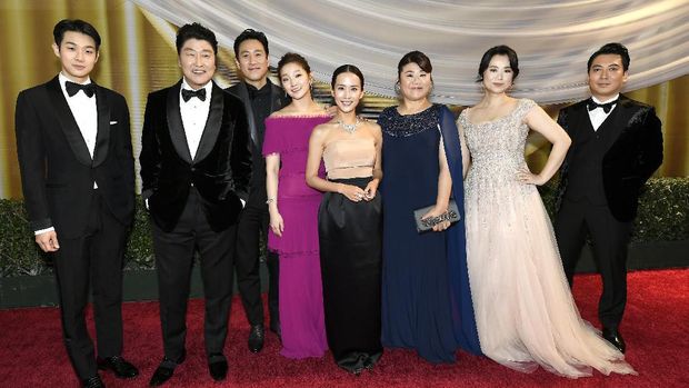 HOLLYWOOD, CALIFORNIA - FEBRUARY 09: (L-R) Choi Woo-shik, Kang-Ho Song, Lee Sun Gyun, Park So-dam, Cho Yeo-jeong, Lee Jeong-eun, Jang Hye-jin and Park Myung-hoon attend the 92nd Annual Academy Awards at Hollywood and Highland on February 09, 2020 in Hollywood, California. Kevork Djansezian/Getty Images/AFP