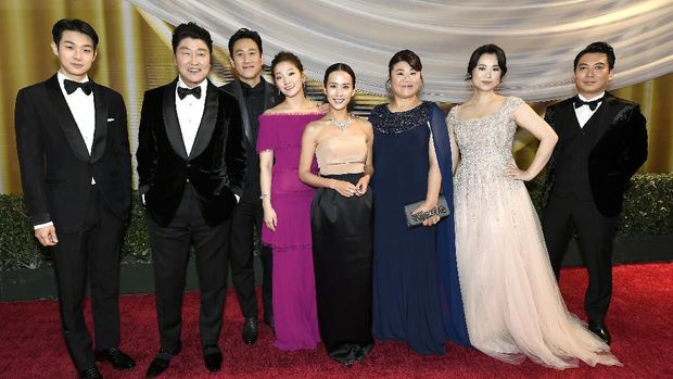 HOLLYWOOD, CALIFORNIA - FEBRUARY 09: (L-R) Choi Woo-shik, Kang-Ho Song, Lee Sun Gyun, Park So-dam, Cho Yeo-jeong, Lee Jeong-eun, Jang Hye-jin and Park Myung-hoon attend the 92nd Annual Academy Awards at Hollywood and Highland on February 09, 2020 in Hollywood, California.   Kevork Djansezian/Getty Images/AFP