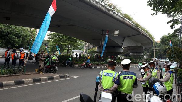 Priiitt... Polisi Tilang Pemotor Nakal di Kalibata