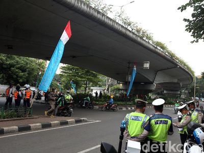 Priiitt... Polisi Tilang Pemotor Nakal di Kalibata