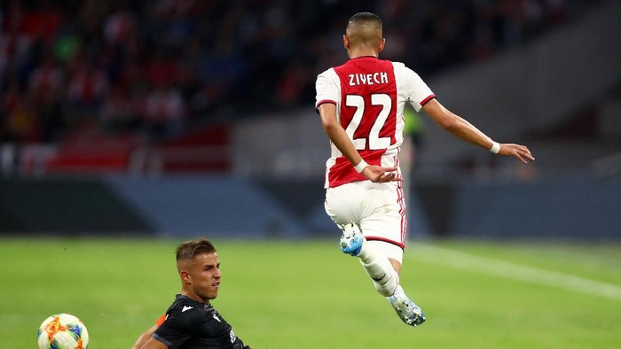 AMSTERDAM, NETHERLANDS - AUGUST 13: Hakim Ziyech of Ajax is tackled by Dimitris Pelkas of PAOK during the UEFA Champions League Third Qualifying Round match between Ajax and PAOK Saloniki at Johan Cruyff Arena on August 13, 2019 in Amsterdam, Netherlands. (Photo by Dean Mouhtaropoulos/Getty Images)