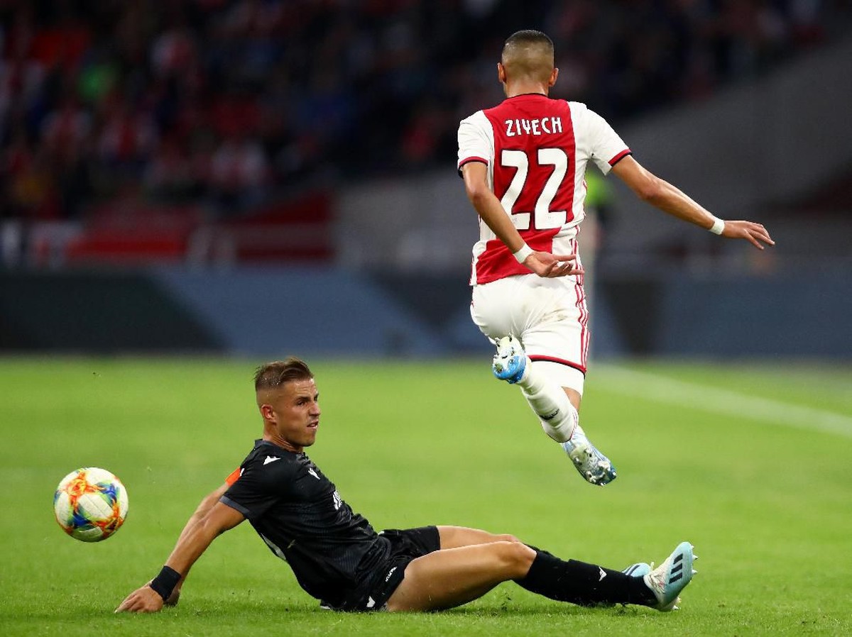 Winger Ajax Amsterdam, Hakim Ziyech, resmi digaet Chelsea per musim depan. (Foto: Dean Mouhtaropoulos/Getty Images)