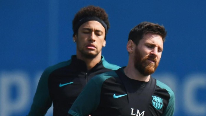BARCELONA, SPAIN - APRIL 18:  Lionel Messi and Neymar of Barcelona jog during a FC Barcelona training session on the eve of their UEFA Champions League quarter final second leg match against Juventus at FC Barcelona Sports Centre on April 18, 2017 in Barcelona, Spain.  (Photo by David Ramos/Getty Images)