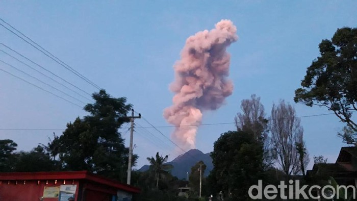 Gunung Merapi erupsi dilihat dari Boyolali, Kamis (13/2/2020).