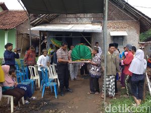 Pemkab Cirebon Tanggung Biaya Perawatan Bocah yang Tewas Digigit Ular Weling Pemkab Cirebon Tanggung Biaya Perawatan Bocah yang Tewas Digigit Ular Weling