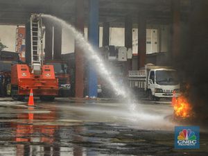 Video Atraksi Robot Damkar Rp 30-an Miliar Milik Pemprov DKI Video Atraksi Robot Damkar Rp 30-an Miliar Milik Pemprov DKI