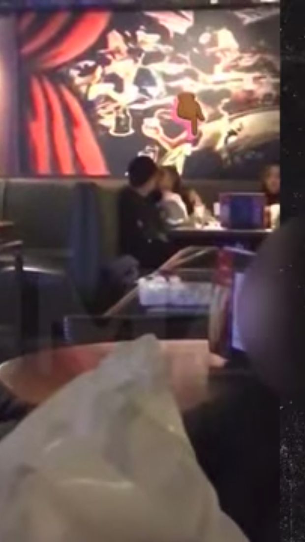 Ariana Grande terlihat mencium pria di bar Los Angeles.