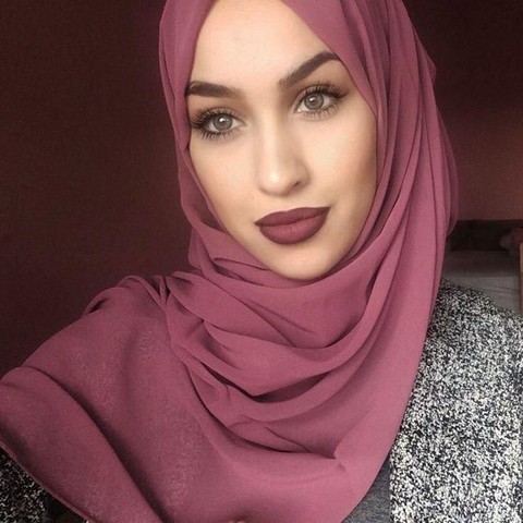 Mau Tahu Padu Padan Warna Hijab dan Lipstik yang Paling Tepat? Ini Dia Daftarnya!