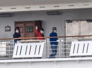 Pabrik TV Sharp Banting Setir Bikin Masker Buat Pasien Corona