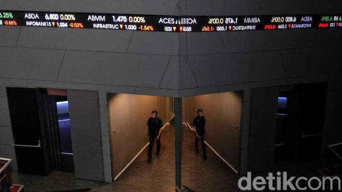 Potret Ekonomi RI Dibayangi Wabah Corona Pengunjung berada di sekitar layar pergerakan Indeks Harga Saham Gabungan (IHSG) di Bursa Efek Indonesia (BEI) Jakarta, Kamis (13/2). Indeks Harga Saham Gabungan (IHSG) di Bursa Efek Indonesia (BEI) hari ini pukul 12.00 menurun-0,67% ke posisi 5,873,30. Pergerakan IHSG ini masih dipengaruhi oleh sentimen atas ketakutan pasar akan penyebaran wabah virus corona.