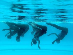 Lincahnya Atlet Renang Artistik Jabar Saat Berlatih Jelang PON Papua