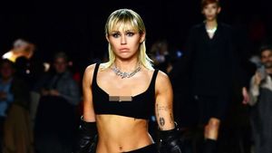Foto: Aksi Miley Cyrus Jadi Model di New York Fashion Week