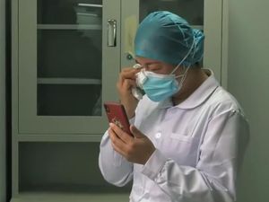 Sedihnya Perawat di Wuhan, Hanya Bisa Membungkuk Saat Ibu Meninggal