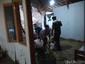 Tebing Setinggi 10 Meter Longsor Timpa Rumah Warga Trenggalek