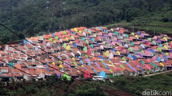 Warna-warni Rumah Subsidi di Kampung Geulis Sumedang