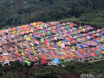 Warna-warni Rumah Subsidi di Kampung Geulis Sumedang