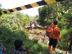 Polisi Olah TKP Cari Penyebab Longsor di Pinggir Tol Purbaleunyi