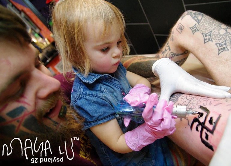С скольки лет можно набить тату. Со скольки лет можно набить тату. Ребенку набивают тату. С скольки лет можно набить тату. Татуировки для детей.