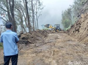 24 Jam Tertutup Longsor, Akses Lautan Pasir Bromo Kembali Bisa Dilalui 24 Jam Tertutup Longsor, Akses Lautan Pasir Bromo Kembali Bisa Dilalui