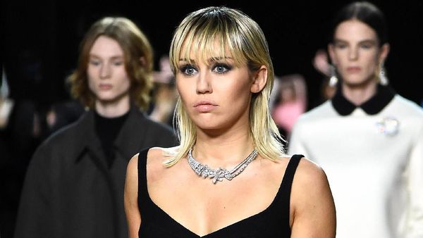 Suprise! Miley Cyrus Jadi Model di New York Fashion Week