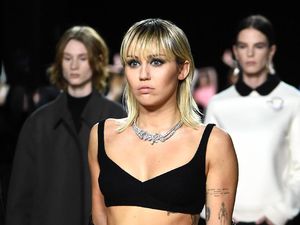 Suprise! Miley Cyrus Jadi Model di New York Fashion Week Suprise! Miley Cyrus Jadi Model di New York Fashion Week