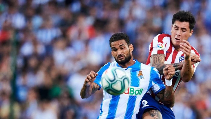 SAN SEBASTIAN, SPAIN - SEPTEMBER 14: Jose Maria Gimenez of Atletico de Madrid (R) competes for the ball with Willian Jose Da Silva of Real Sociedad (L) during the Liga match between Real Sociedad and Club Atletico de Madrid at Estadio Reale Arena on September 14, 2019 in San Sebastian, Spain. (Photo by Juan Manuel Serrano Arce/Getty Images)