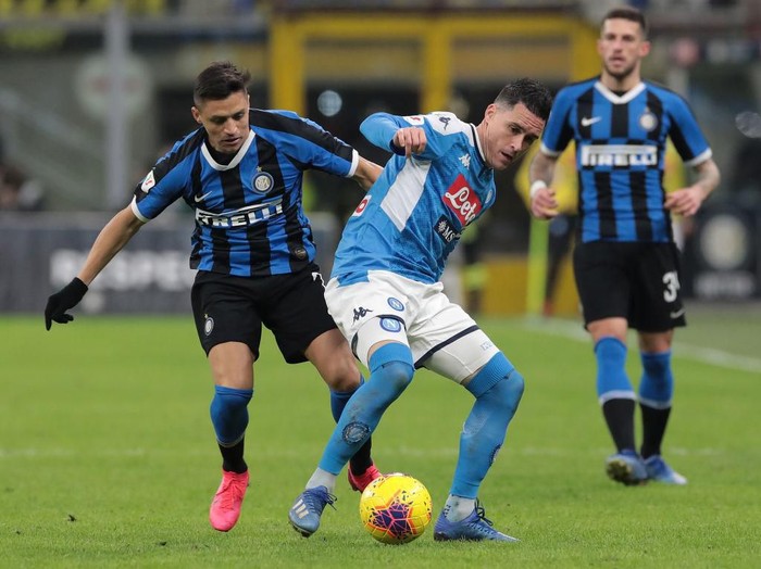 MILAN, ITALY - FEBRUARY 12:  Jose Callejon of SSC Napoli is challenged by Alexis Sanchez of FC Internazionale during the Coppa Italia Semi Final match between FC Internazionale and SSC Napoli at Stadio Giuseppe Meazza on February 12, 2020 in Milan, Italy.  (Photo by Emilio Andreoli/Getty Images)