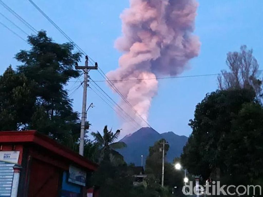 BPPTKG: Hujan Abu Erupsi Merapi Hingga Radius 10 Km dari Puncak BPPTKG: Hujan Abu Erupsi Merapi Hingga Radius 10 Km dari Puncak
