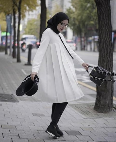 Baju putih celana hitam jilbab warna apa