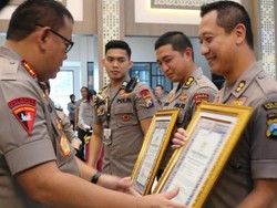 Jaga Wilayah Bebas Korupsi, Polisi Gresik Terima Dua Pin Emas dari Kapolri