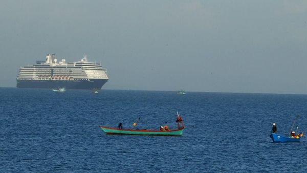 Sempat Ditolak Imbas Corona, Kapal Pesiar Ini Berlabuh di Kamboja