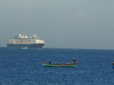 Sempat Ditolak Imbas Corona, Kapal Pesiar Ini Berlabuh di Kamboja